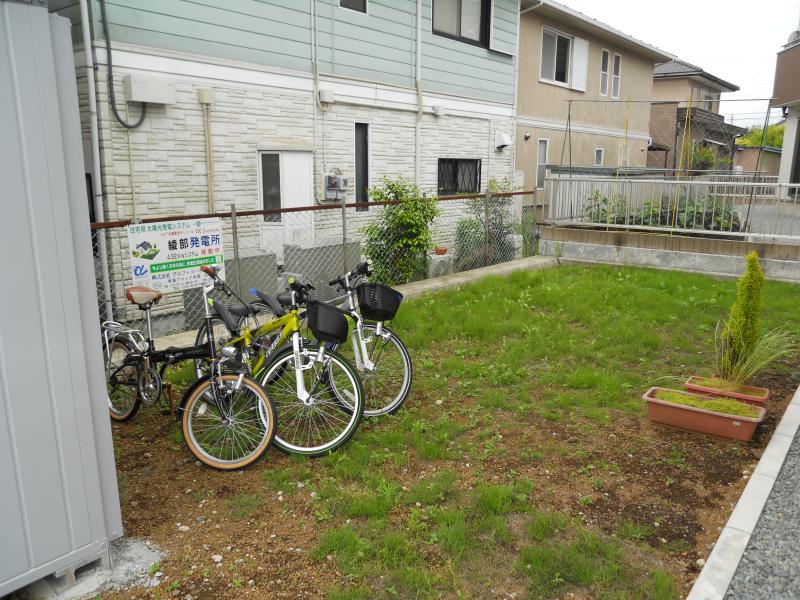 裏庭に家庭菜園と自転車置き場を